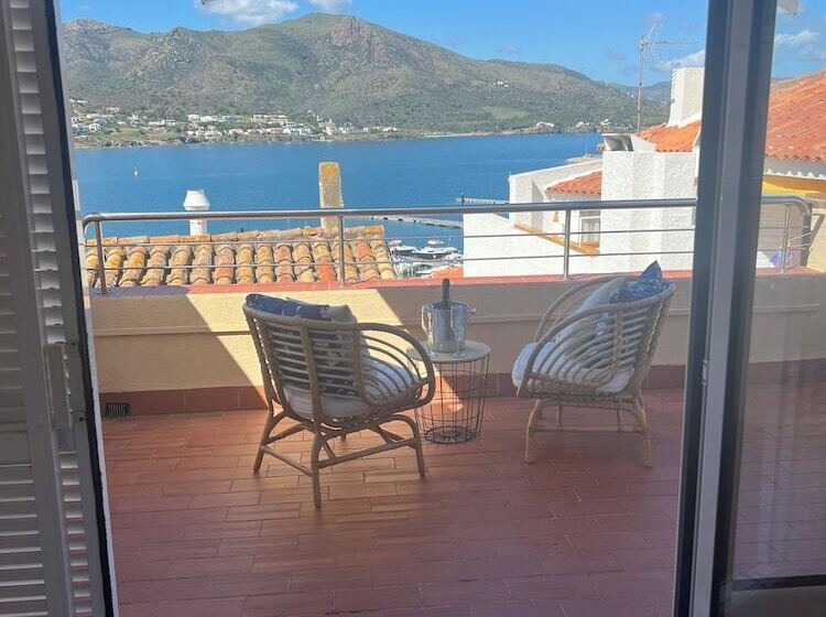 هتل Hostal Sol I Sombra