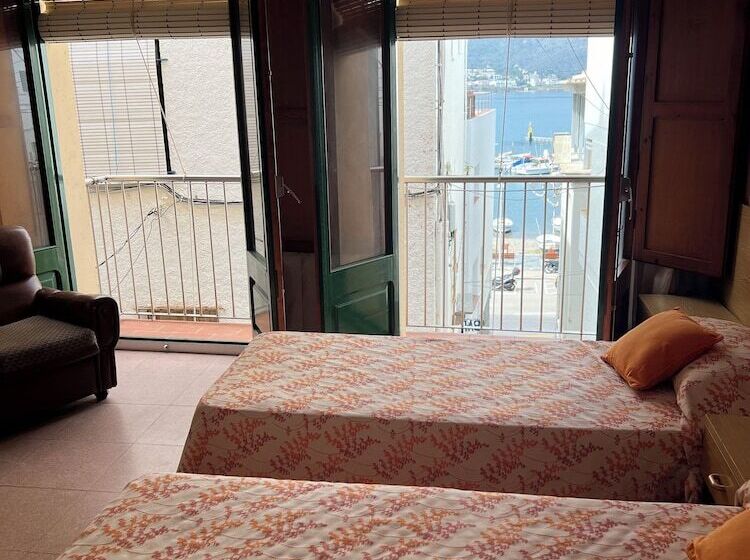 Отель Hostal Sol I Sombra