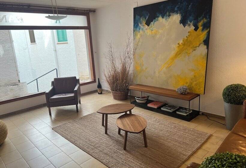 هتل Hostal Sol I Sombra