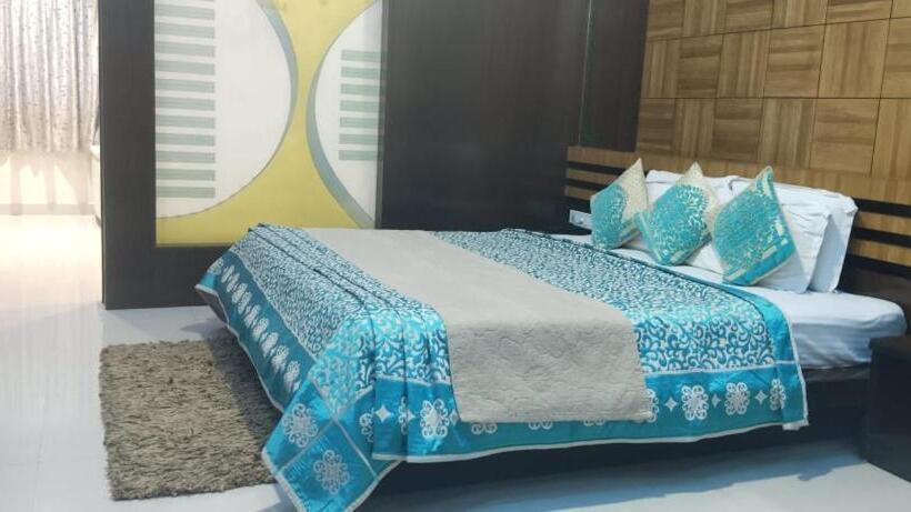 בית מלון כפרי Jk Residency