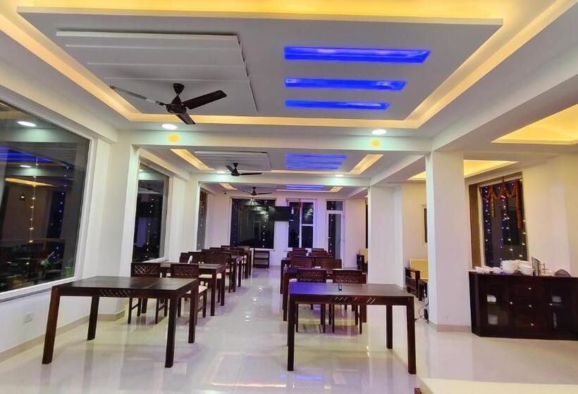 Отель Lansdowne Vacation Homes