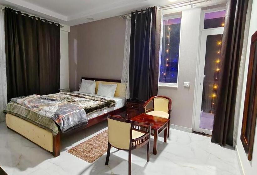 Отель Lansdowne Vacation Homes