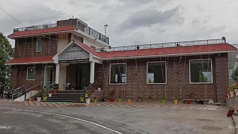 Отель Lansdowne Vacation Homes