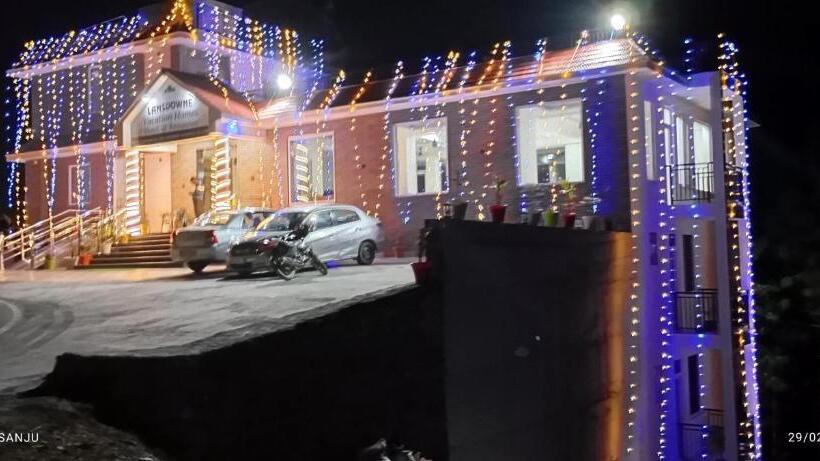 Отель Lansdowne Vacation Homes