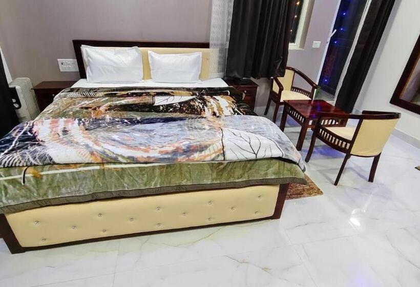 Отель Lansdowne Vacation Homes