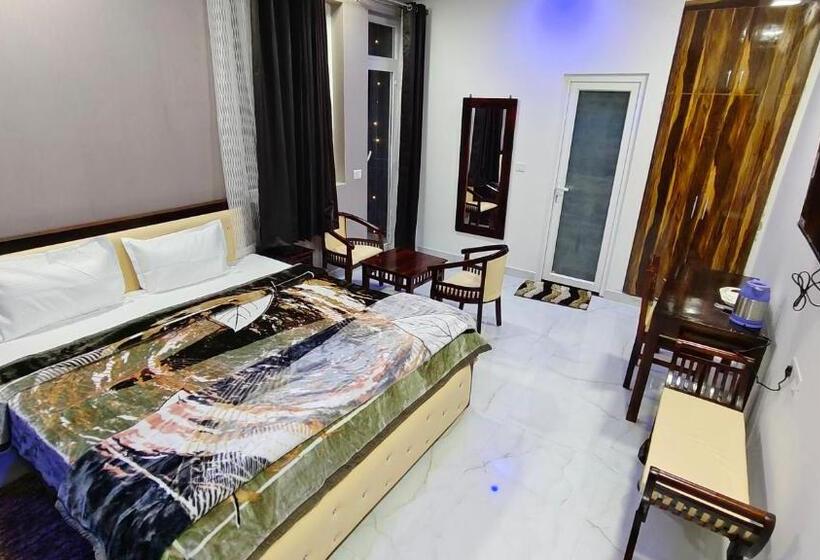 Отель Lansdowne Vacation Homes