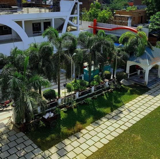 Отель Milan Palace