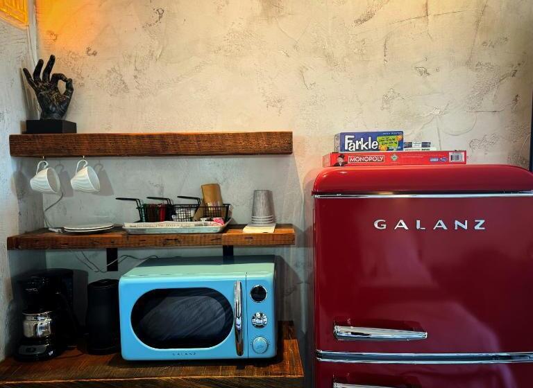 فندق Neon Cowboy Roadhouse At Hunters Hot Springs