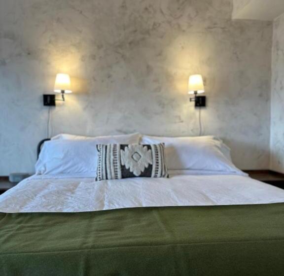 فندق Neon Cowboy Roadhouse At Hunters Hot Springs