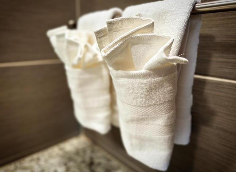 فندق Neon Cowboy Roadhouse At Hunters Hot Springs