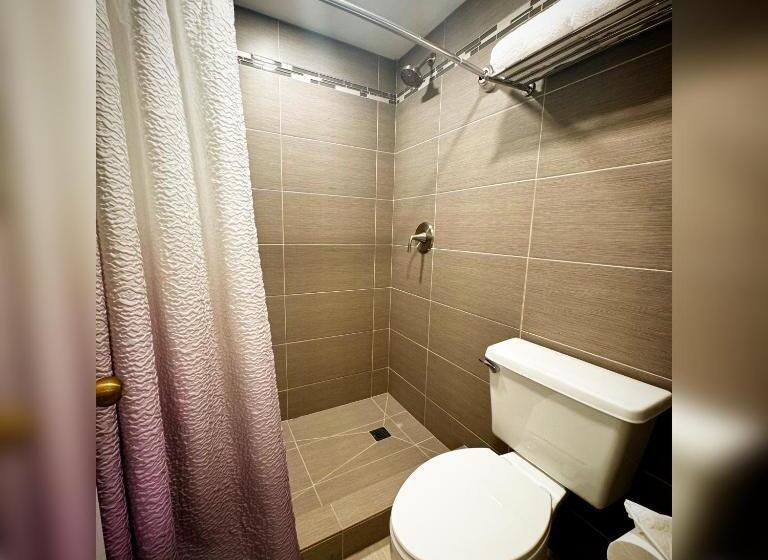 فندق Neon Cowboy Roadhouse At Hunters Hot Springs