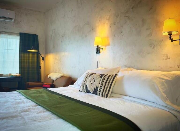 فندق Neon Cowboy Roadhouse At Hunters Hot Springs