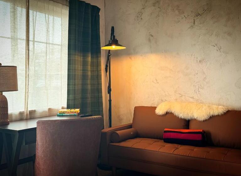 فندق Neon Cowboy Roadhouse At Hunters Hot Springs