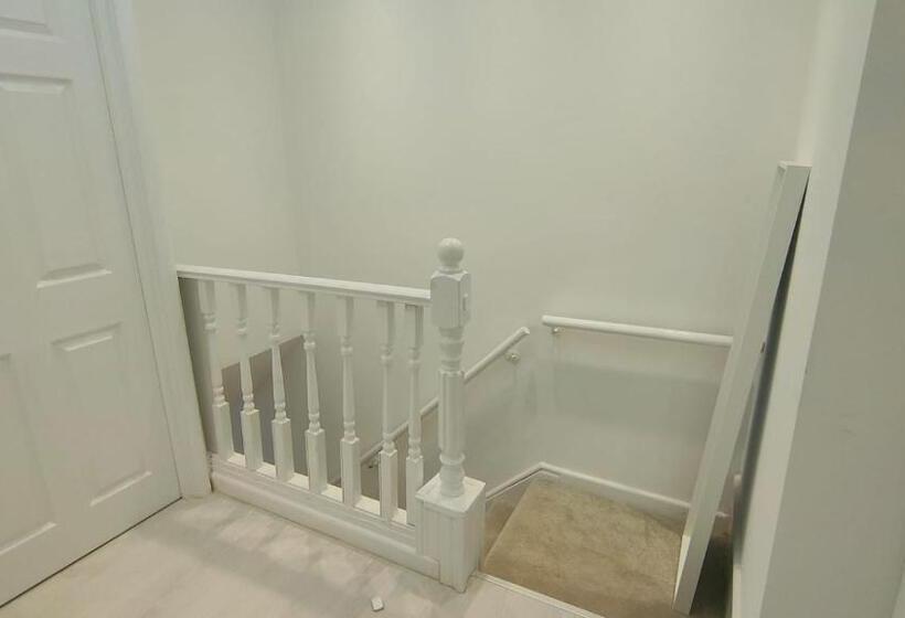 Мотель Modern Bromley House In London Br5