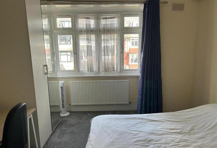 Пансион 29 Ansell Road Sw17