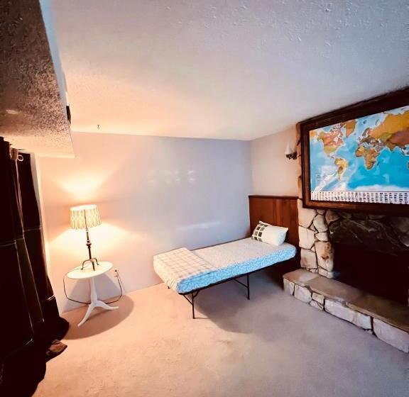 Panzió Cozy Carpeted Private Shared Room With Fireplace