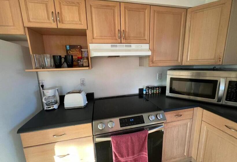 Panzió Cozy Carpeted Private Shared Room With Fireplace