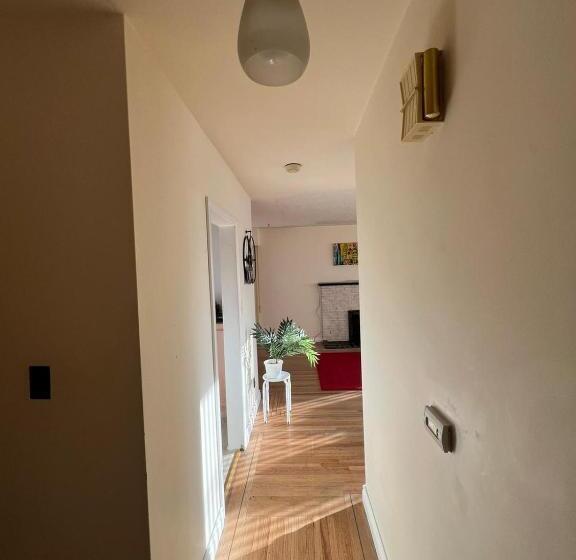 פנסיון Cozy Carpeted Private Shared Room With Fireplace