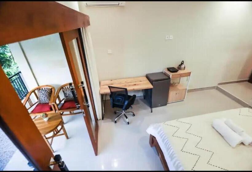 بنسيون Modern Room W/ Desk, Office Chair & Kitchenette /3