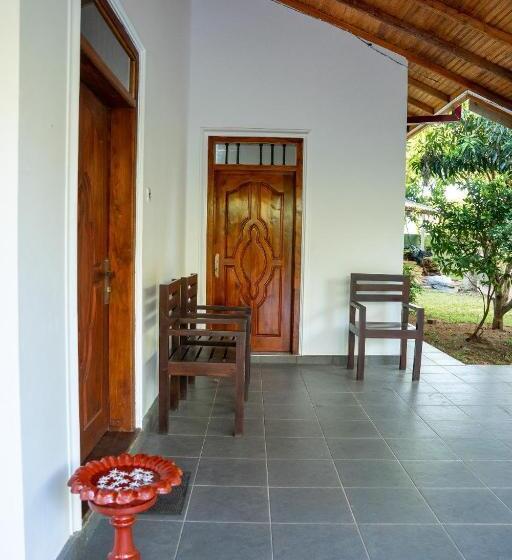 Udawalawe Elegant Hostel