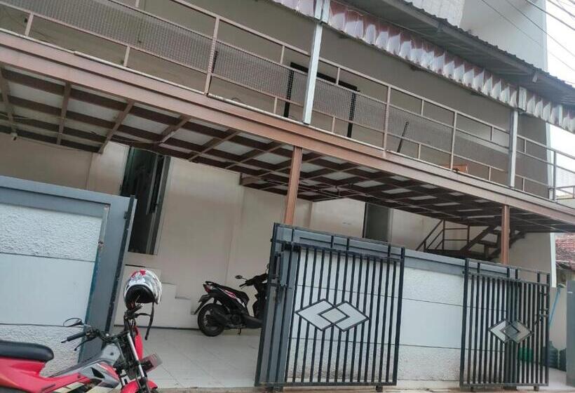 Отель Penginapan Wanita Putri Salju Hostel Semarang