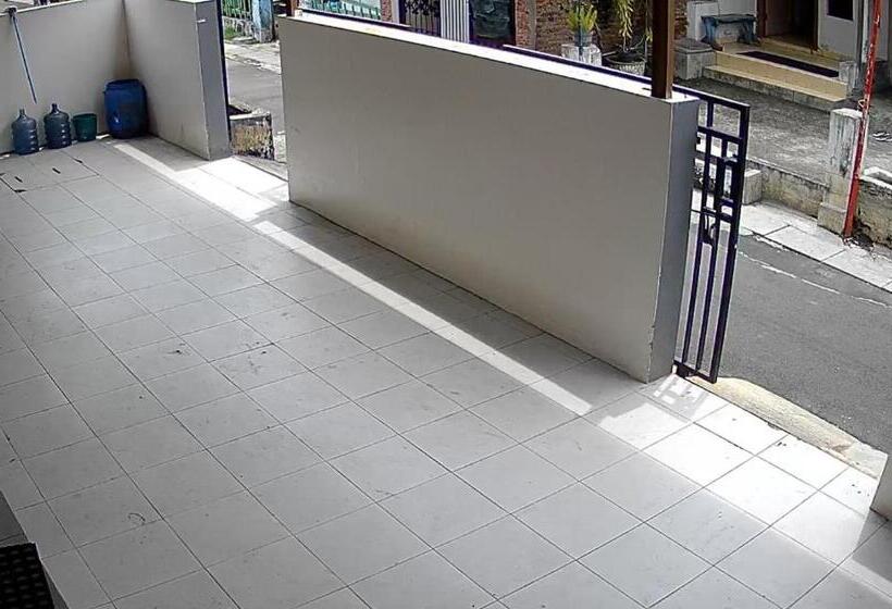 Отель Penginapan Wanita Putri Salju Hostel Semarang