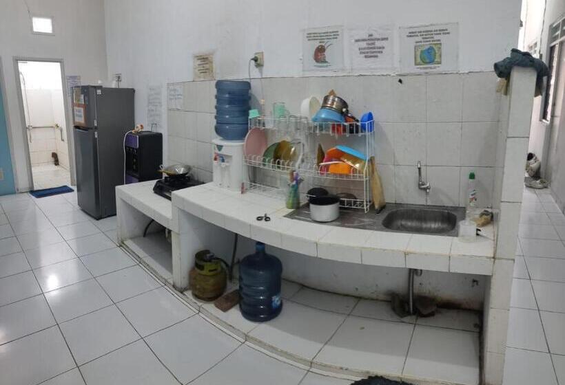 Отель Penginapan Wanita Putri Salju Hostel Semarang