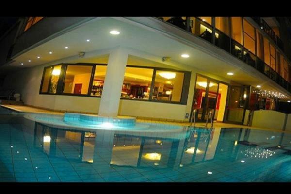 هتل President Pool & Room