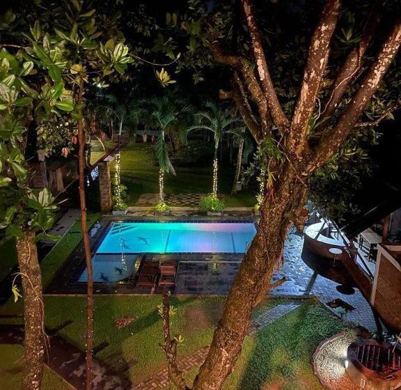 Отель The Shade Brothers