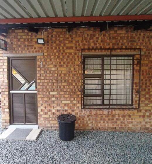 פנסיון Peshline Guest House Unit 1