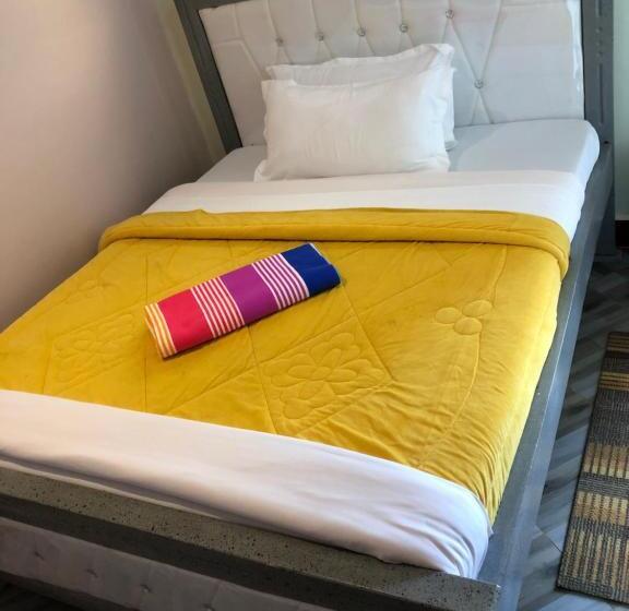 تختخواب و صبحانه Galaxy Executive Inn,bar & Restaurant Wakiso