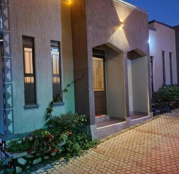 تختخواب و صبحانه Galaxy Executive Inn,bar & Restaurant Wakiso