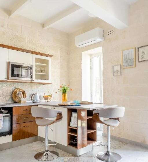 تختخواب و صبحانه Gallo House