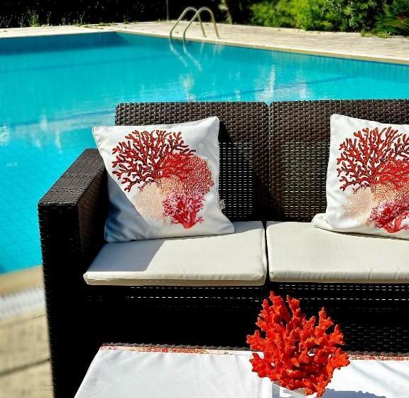 تختخواب و صبحانه The Home By An