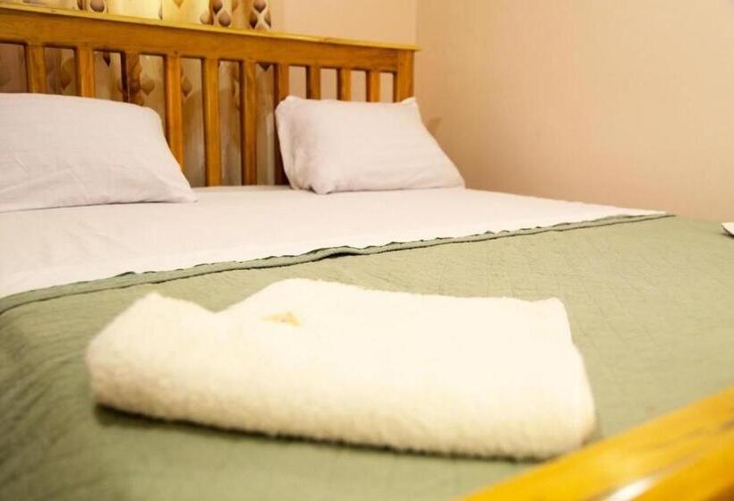 هتل Bigodi Community Lodge