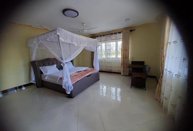 هتل Bigodi Community Lodge