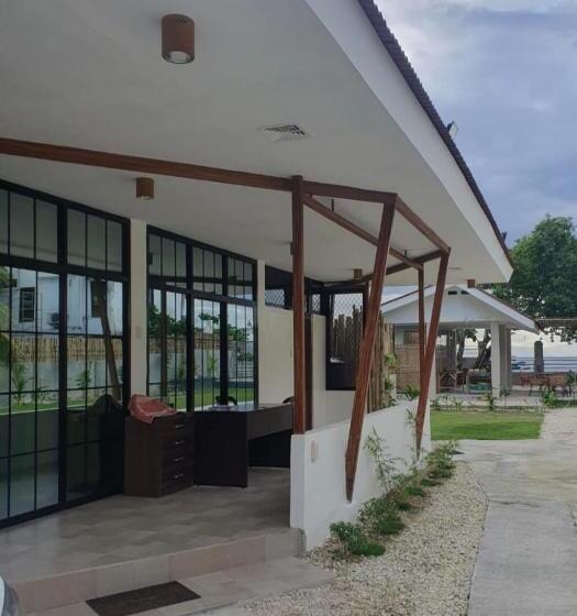 Отель Fins Pacific Coray Bay By Hiverooms