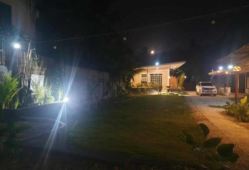 Отель Fins Pacific Coray Bay By Hiverooms