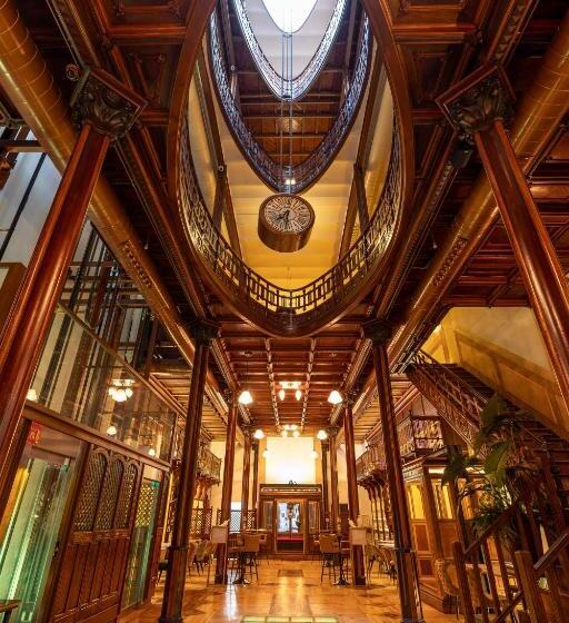 هتل Las Tres Campanas