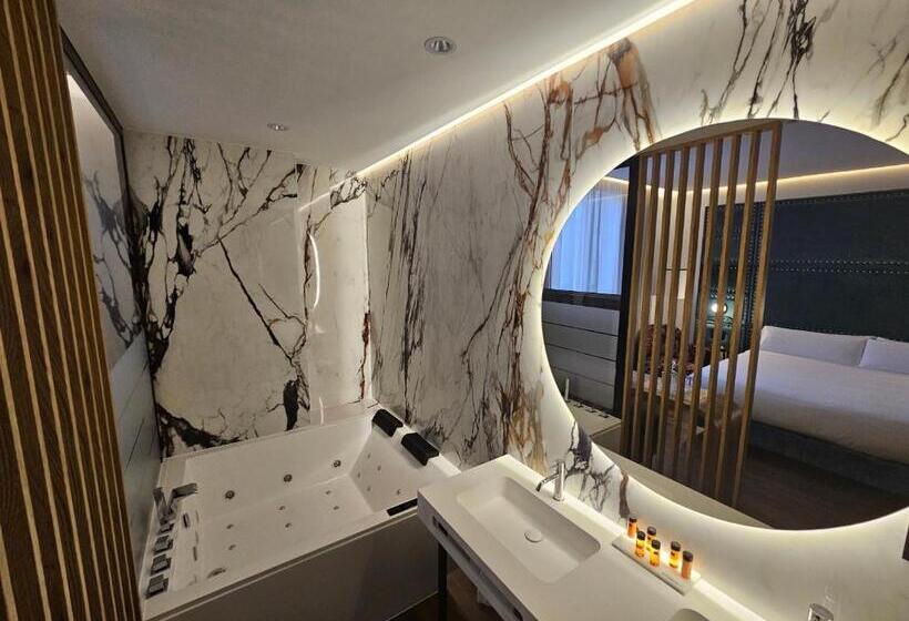 هتل Las Tres Campanas