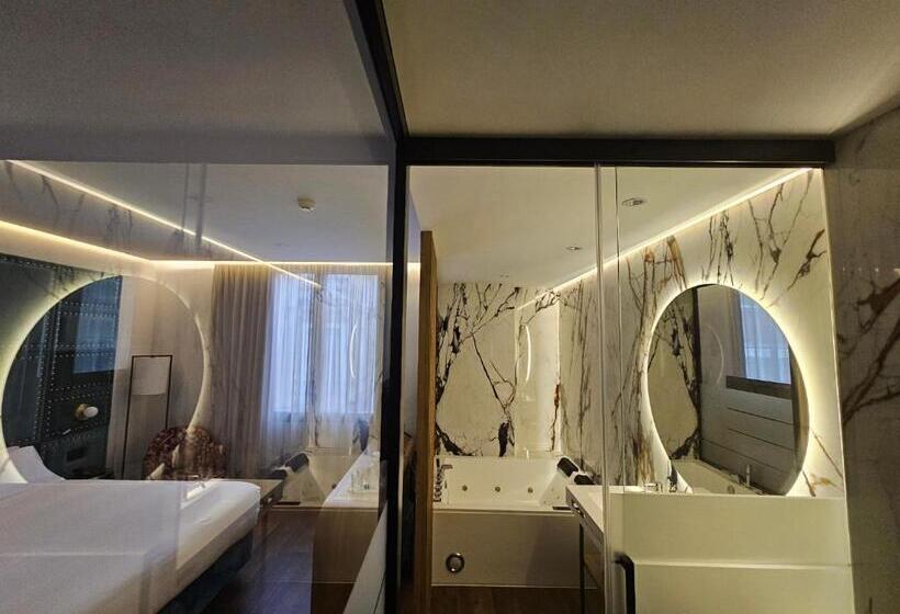 هتل Las Tres Campanas