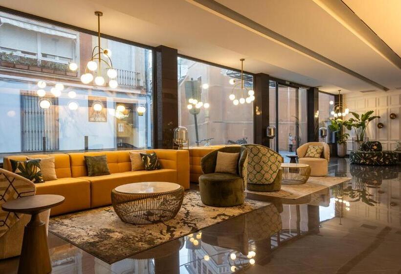 هتل Las Tres Campanas