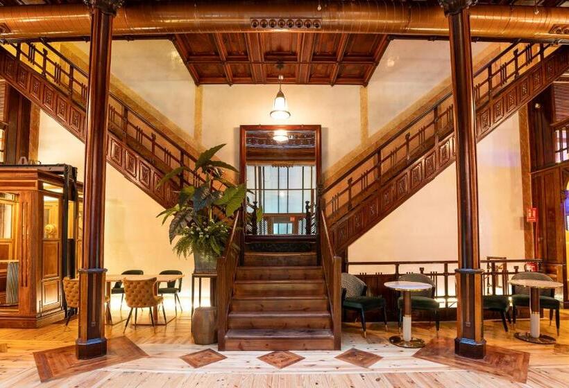 هتل Las Tres Campanas