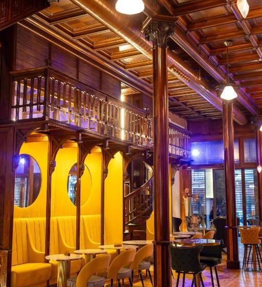 هتل Las Tres Campanas