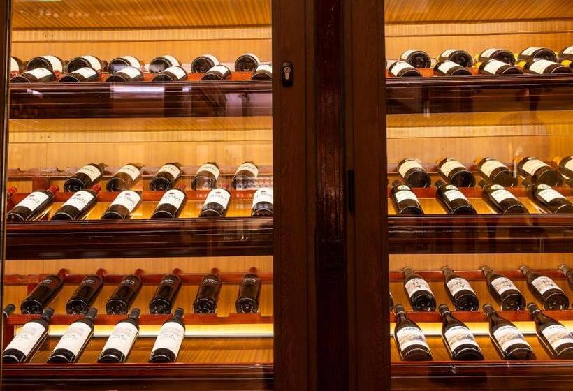 هتل Las Tres Campanas