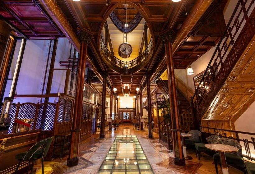 هتل Las Tres Campanas