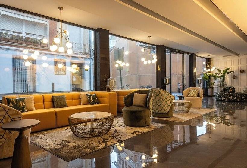 هتل Las Tres Campanas