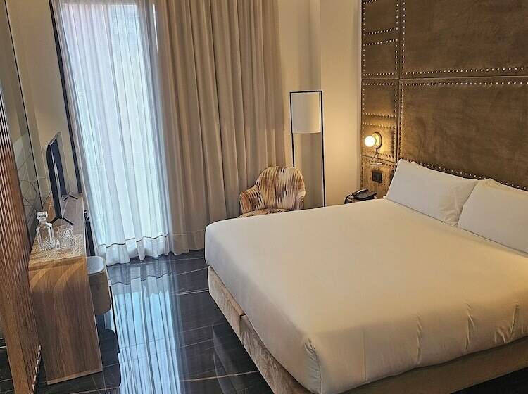 هتل Las Tres Campanas