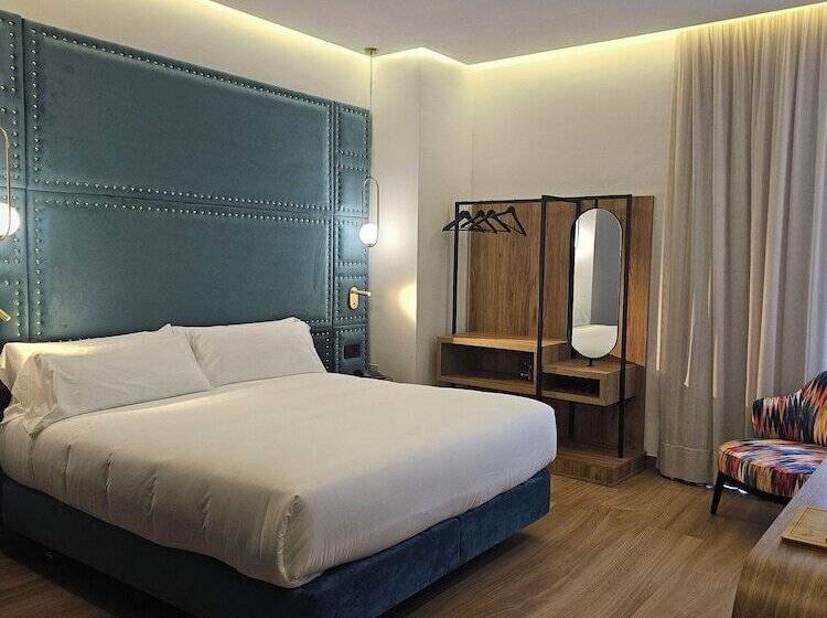 هتل Las Tres Campanas