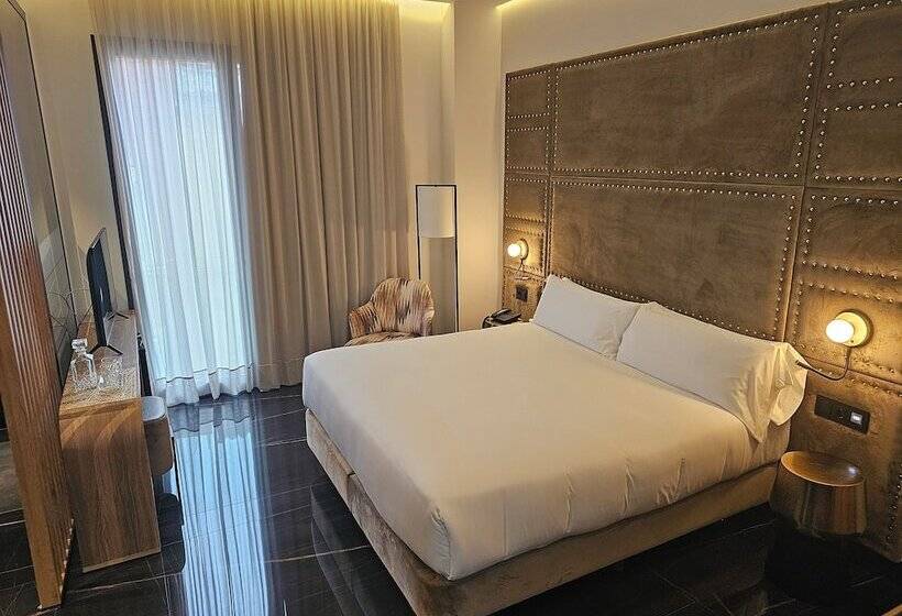 هتل Las Tres Campanas